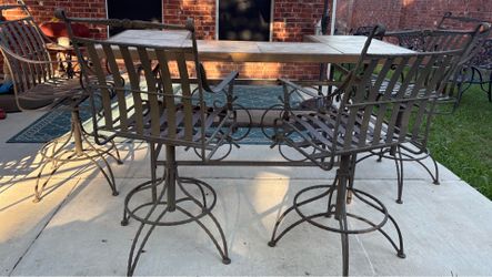 Patio bar with bar stools