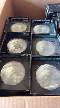 Phillips 150 W floodlight. I have 6 of them.