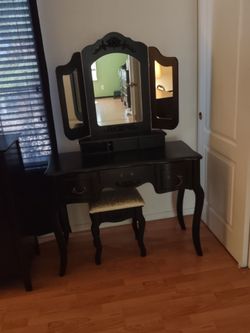 Vanity like new
