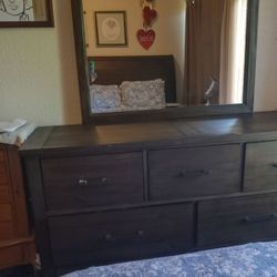 Nearly New Bedroom Set