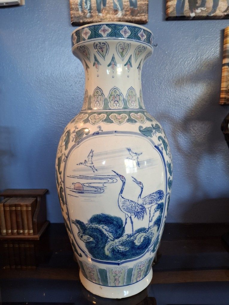 REALLY NEAT LOOKING CERAMIC  BLUE AND WHITE  VASE  VERY  DECORATIVE