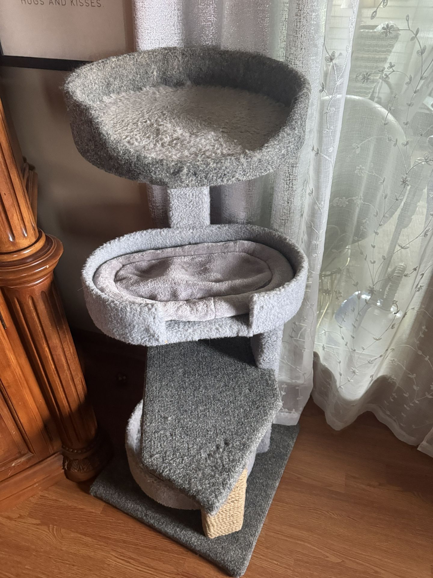 Large cat tree great condition