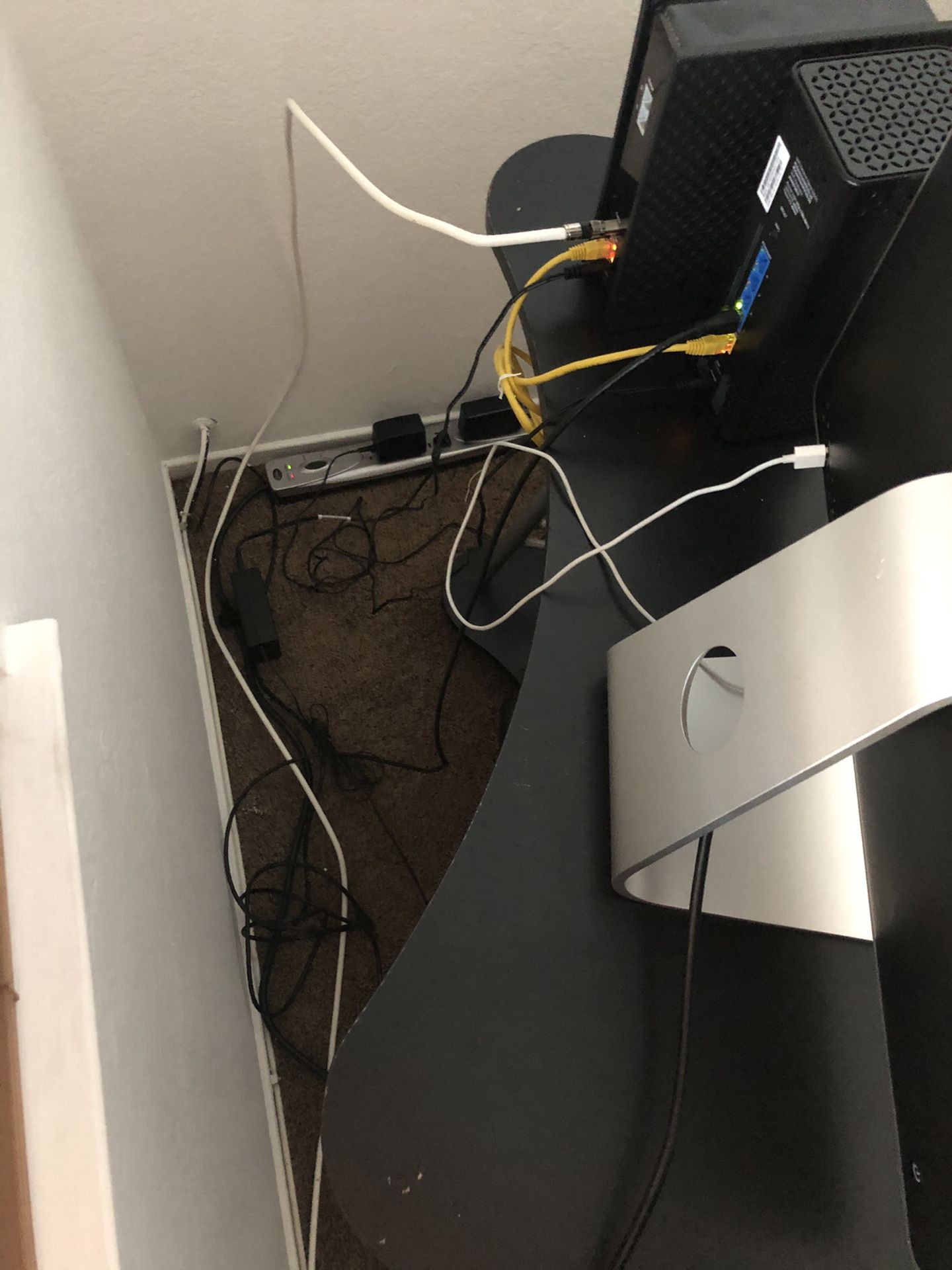 Sleek Computer desk for Sale in Rancho Cucamonga, CA OfferUp