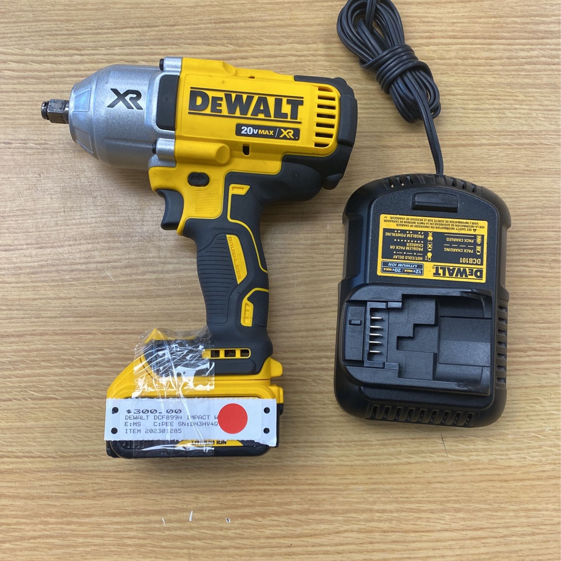 DeWalt DCF899H 20v MAX* XR Brushless 1/2" Impact Wrench, 4AH Battery & Charger