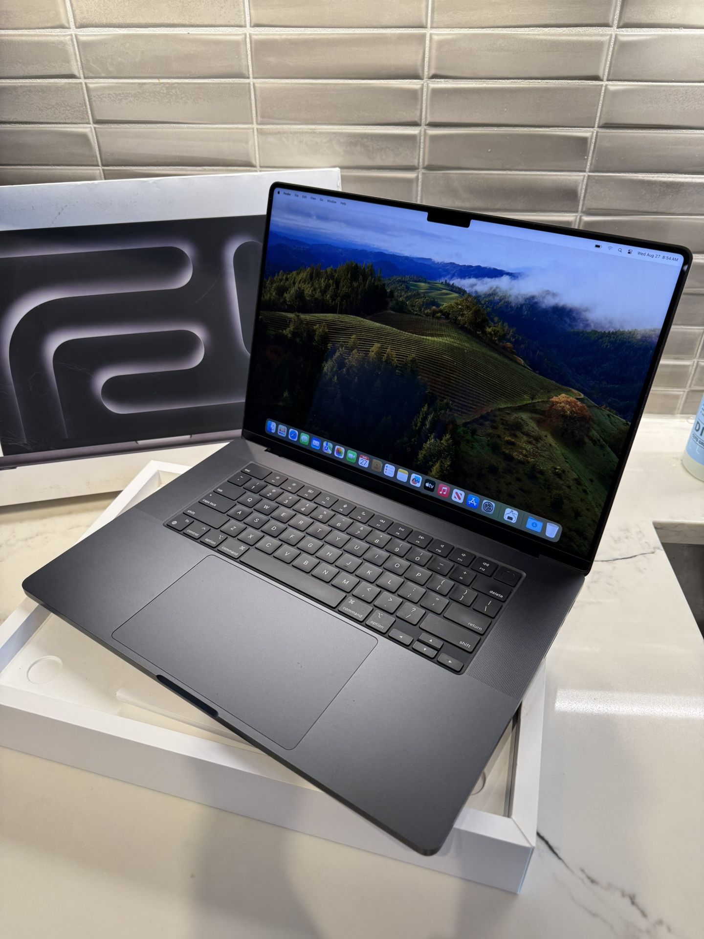 2023 16” MacBook Pro M3 Pro Chip 18GB Ram 512SSD! 90 day warranty! We offer financing!