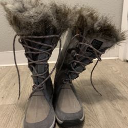 Womens Size 7 Snow Boots