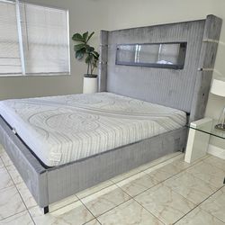 VENDO ESPECTACULAR CAMA TAMAÑO KING EN VELVET COLOR GRIS, INCLUYE PLATAFORMA METÁLICA PLEGABLE Y COLCHÓN MEMORY FOAM.