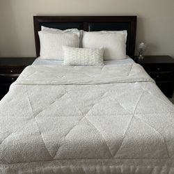 Modern Queen Bed Frame + 2 Matching Nightstands – Excellent Condition