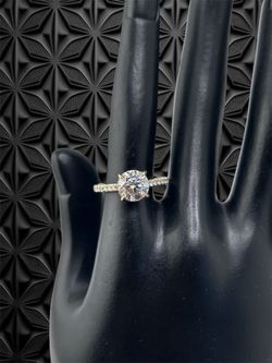 Round Diamond engagement ring in 14k yellow gold
