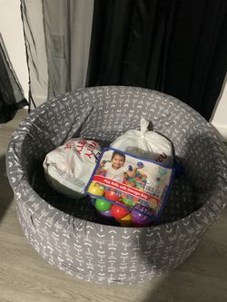 Ball pit with balls
