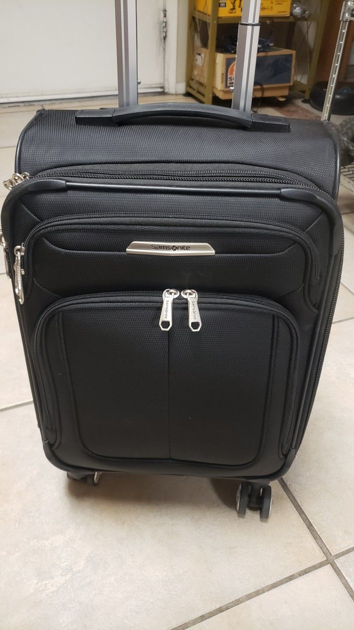 Samsonite Stack-it Softside Spinner Carry On Luggage With USP Port **$100 FIRM**
