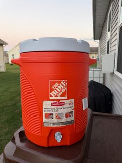 Rubbermaid 5 Gallon Large Water Jug Cooler