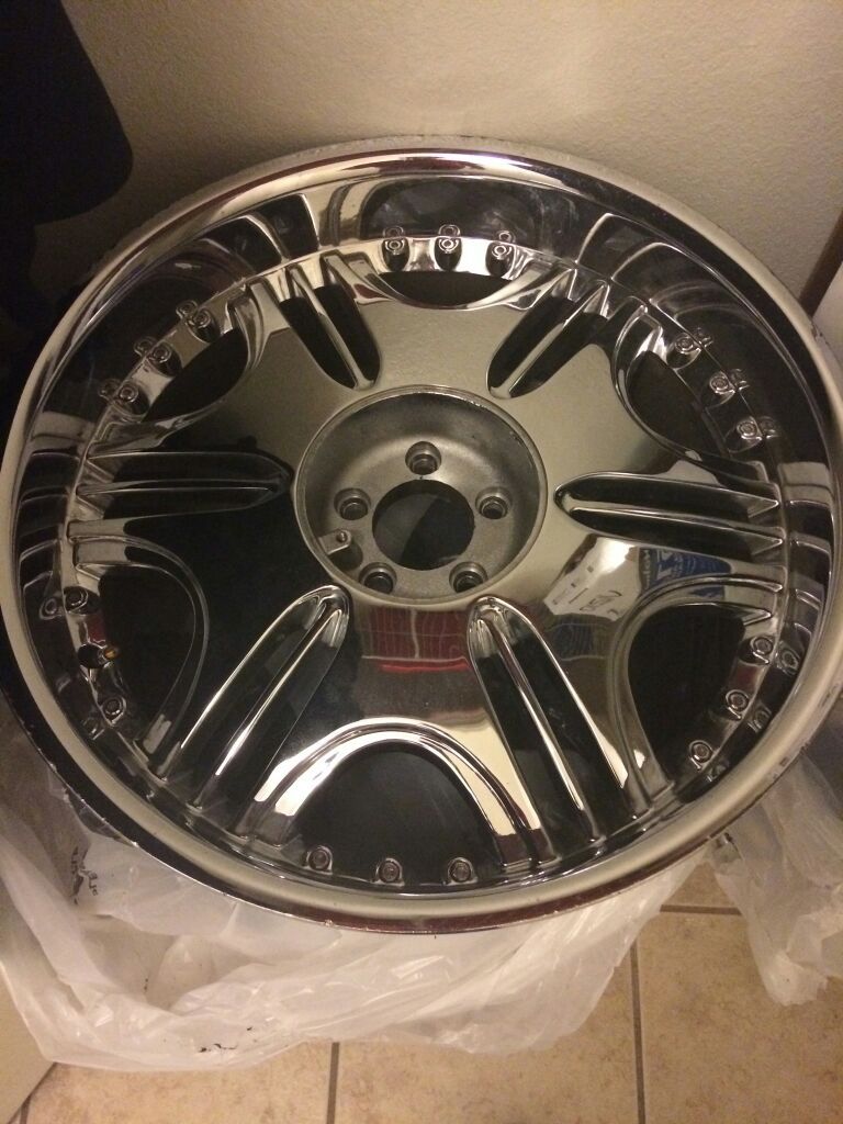 Set of 4 22" NOX rims with buttons and center caps MUST GO ASAP