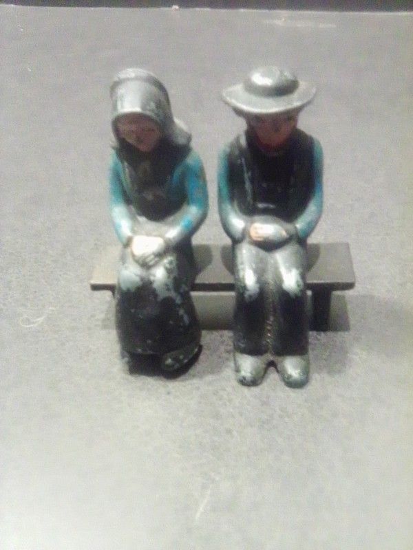 ANTIQUE DALECRAFT AMISH COUPLE CAST IRON 
