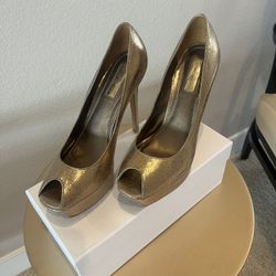 Report Signature Gold Heels Size 8