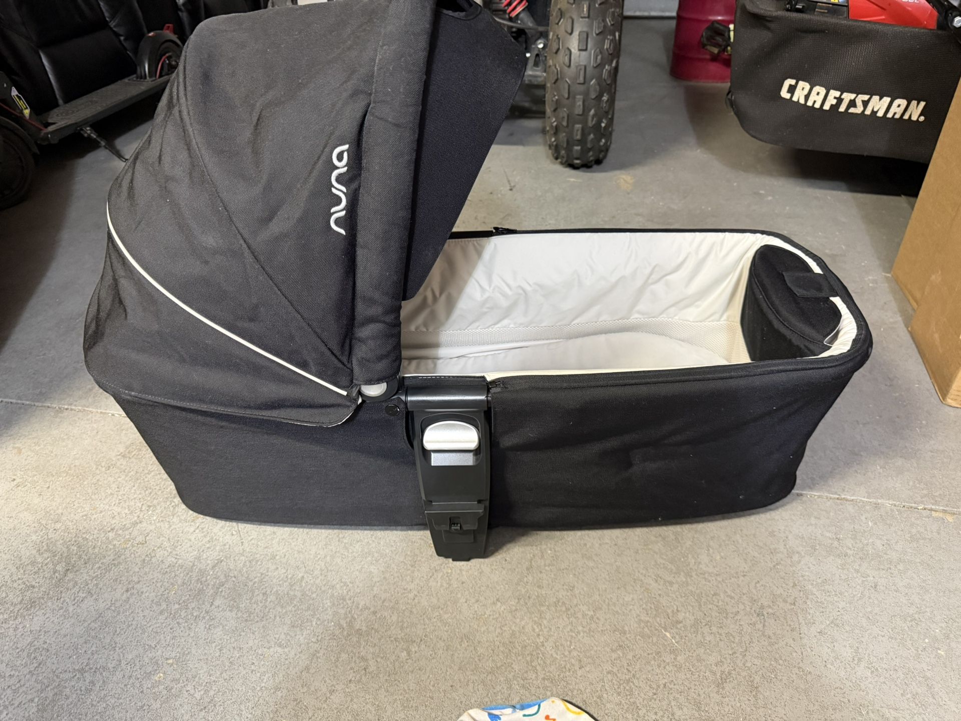 Nuna bassinet