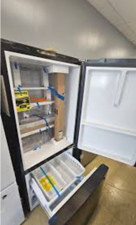 Brand New Ge Black Refrigerator With Ice Maker And Bottom Freezer 