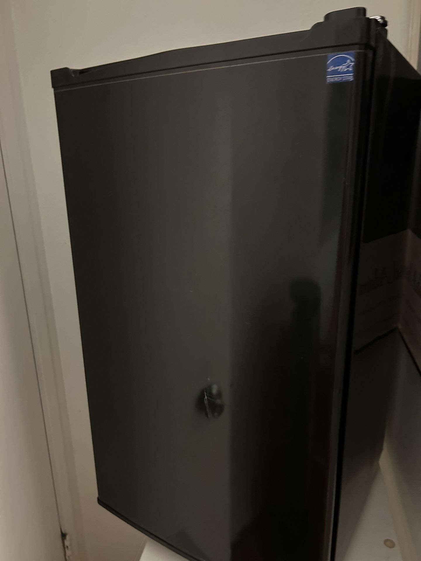 Mini Fridge Black / Serious Buyers Only Please Thanks 