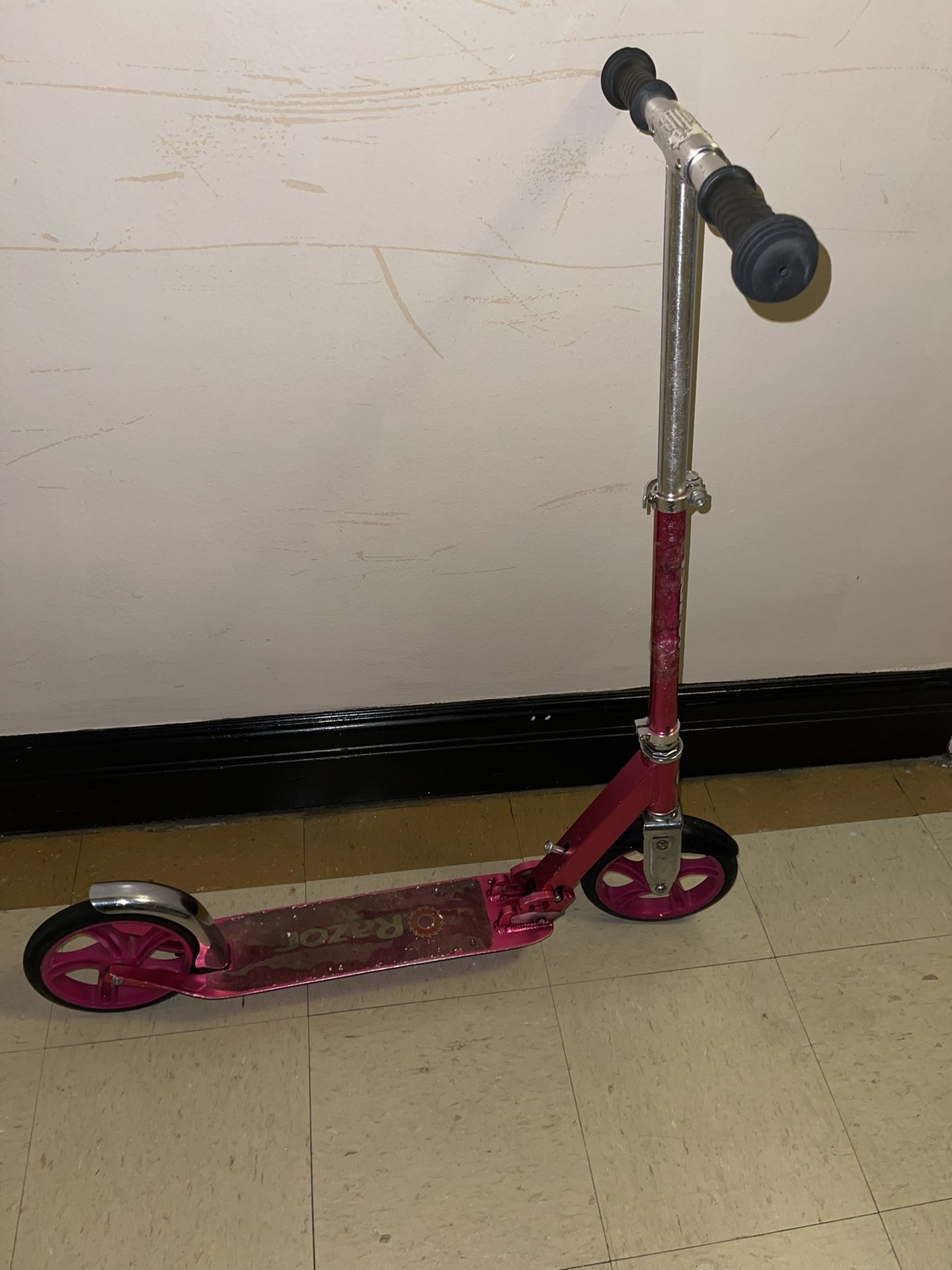pink Razor A5 Lux Kick Scooter. Key Features: It features extra-large urethane wheels for a smooth ride, a super-strong, height-adjustable aluminum T