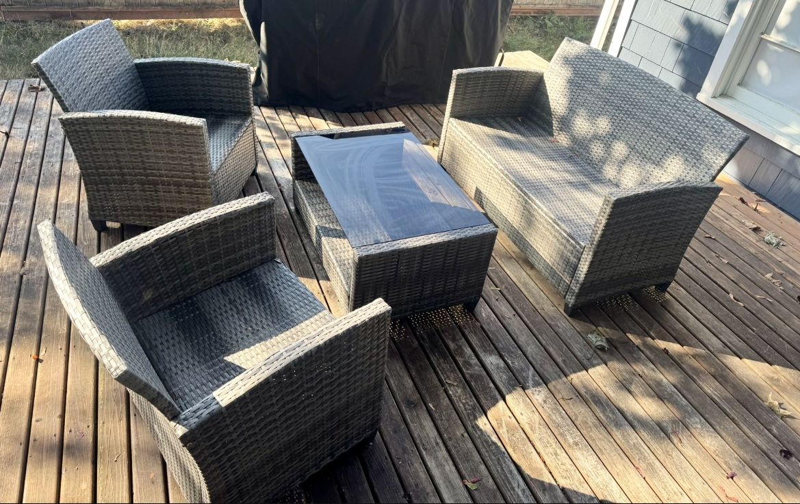 4 Piece Rattan Patio Set / Excellent Condition