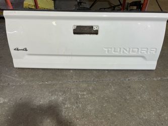 2020 Tundra tailgate white