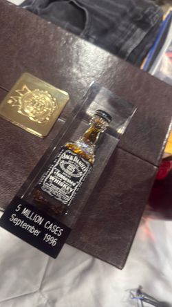 Collecter a Jack Daniels 5 million case commemorative mini bottle from September 1996