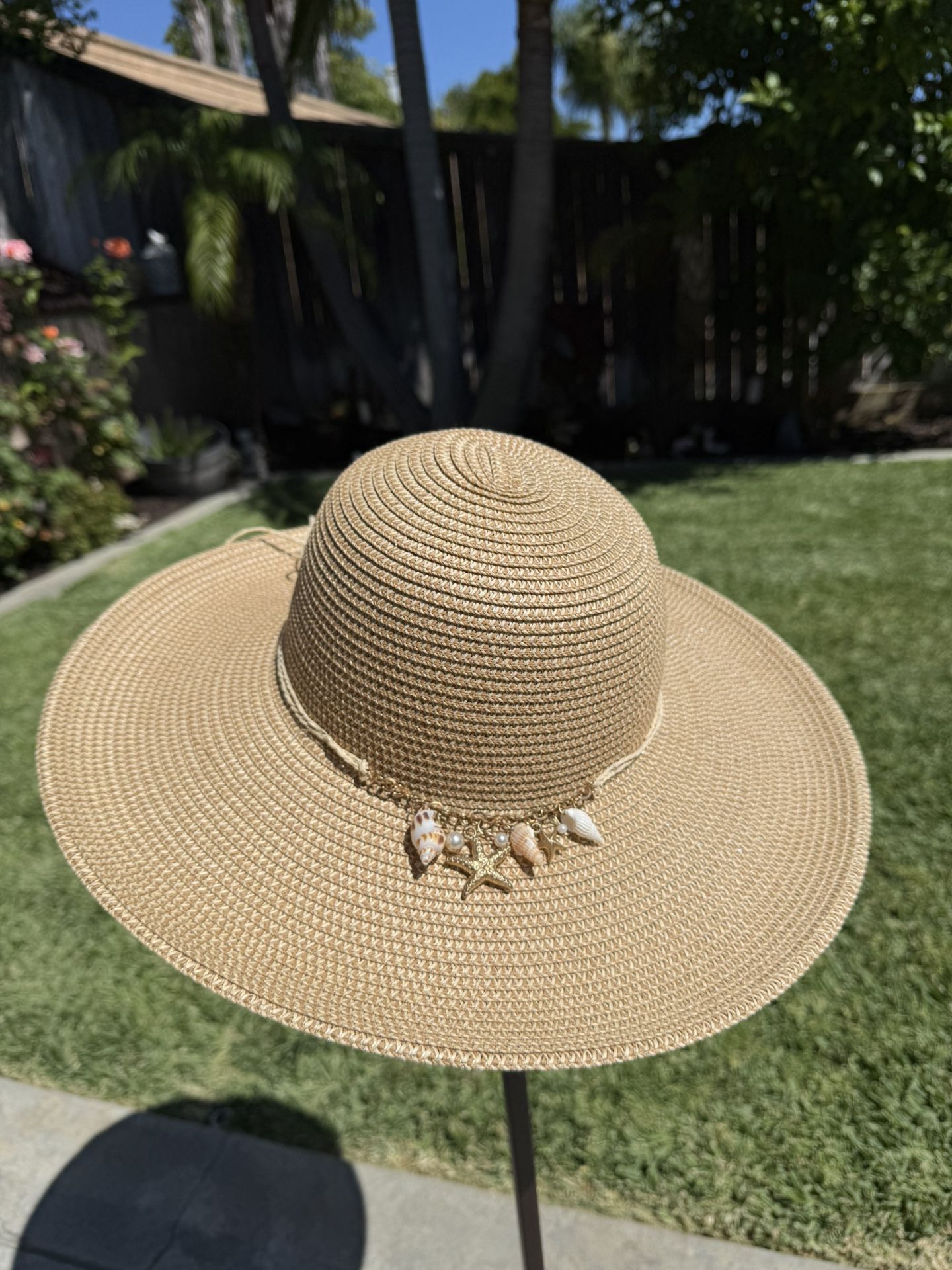 New- Sunhat With Ocean Theme Charms Shells Starfish - Hats Women’s Accessories