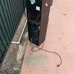 Water dispenser hot cold like new