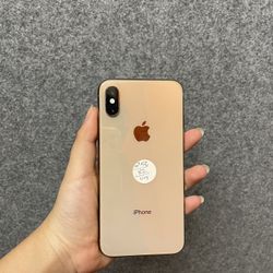 Iphone Xs 64 gb | Unlocked | Comes with Store warranty | Free charger and Cable 