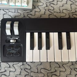 Midiplus AKM320 midi Keyboard