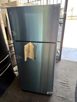 New GE stainless steel apartment size refrigerator and top freezer