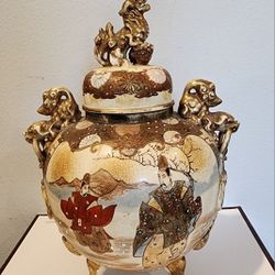 ANTIQUE SIGNED BY ARTIST Meiji PERIOD Satsuma Foo Dog Jar Urn Hand Painted 12" T
