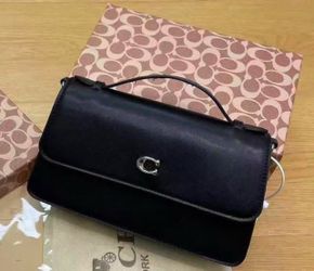Black elegant C purse