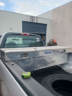 super nais tool box like new