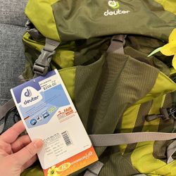BRAND NEW Deuter Backpacking ACT Lite 60+10 SL