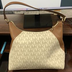 Michael Kors Aria Large Shoulder Bag – Tan – Luxe, Timeless, & Effortlessly Chic!