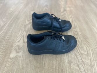 Women’s Black Nikes size 6