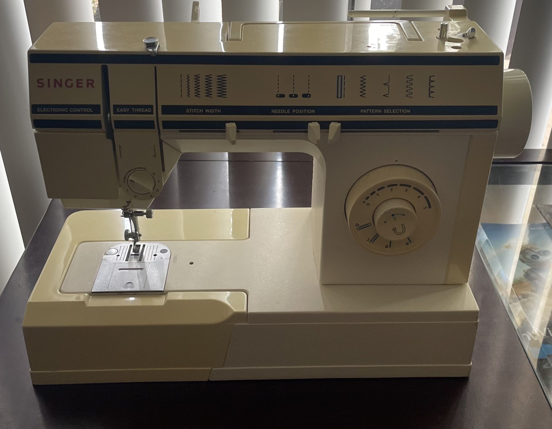 RECENTLY SERVICED. Singer 621B Sewing Machine 57820C