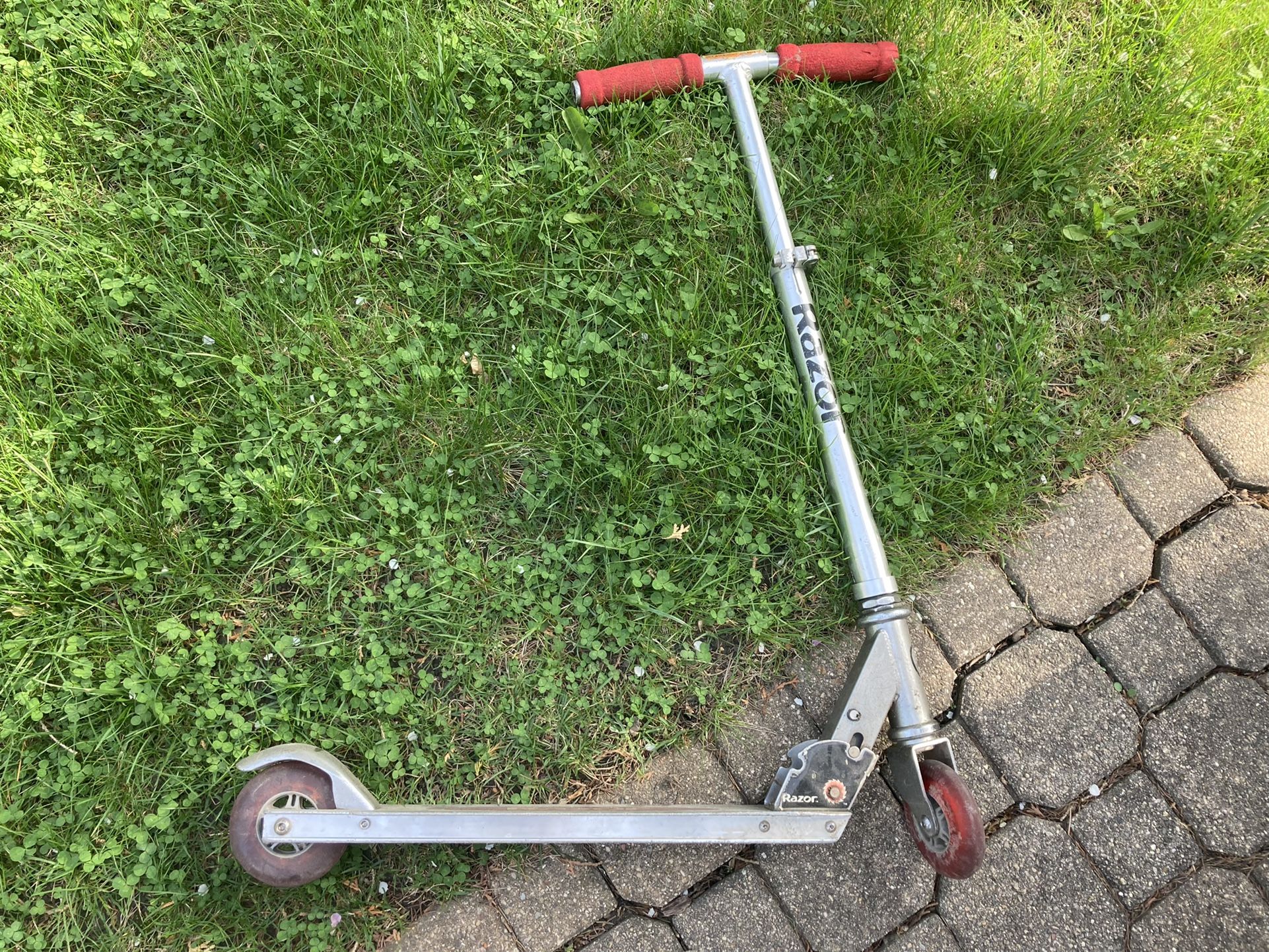 Razor Scooter Adjustable Handles Folds Up