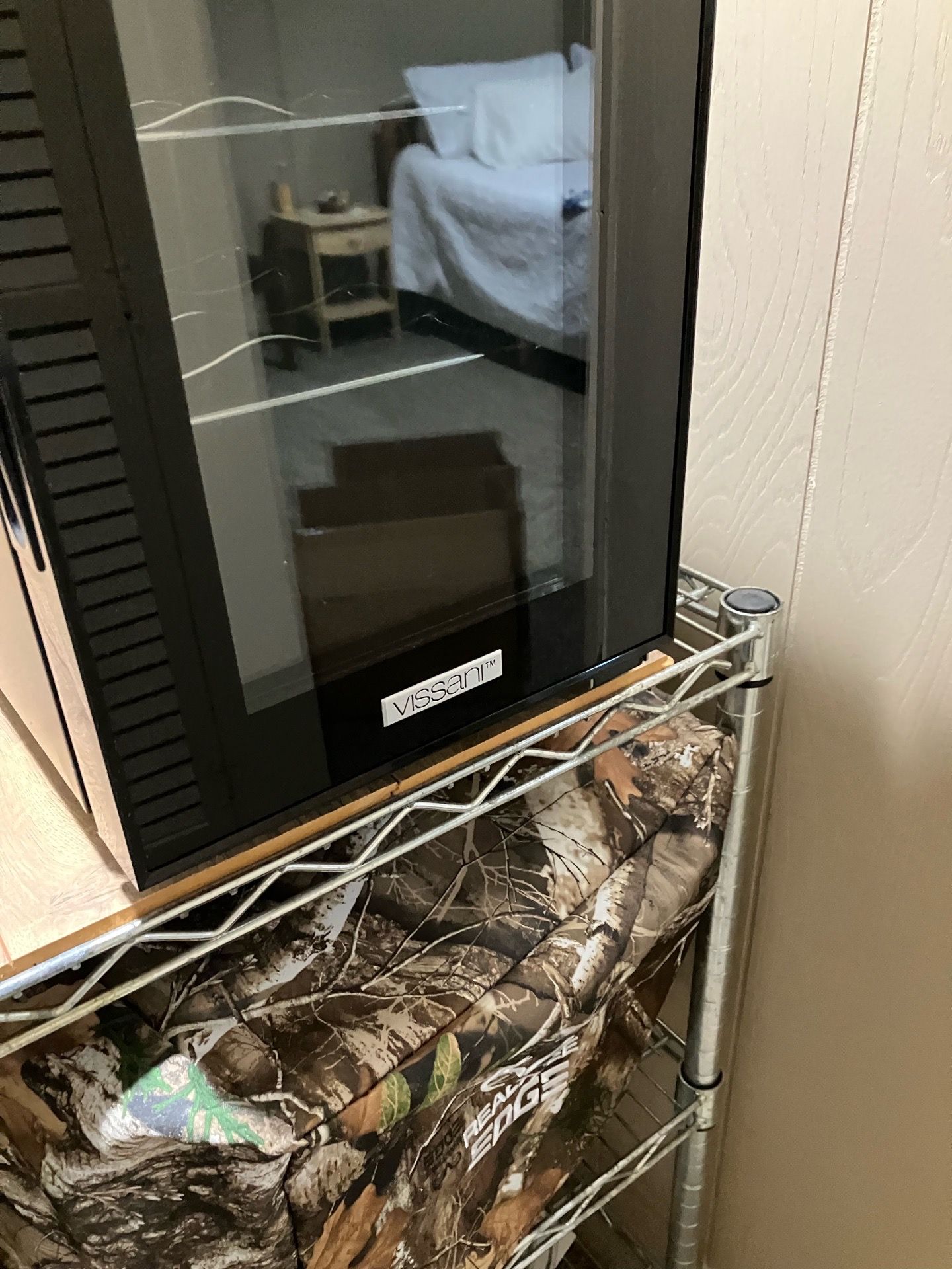 Wine refrigerator