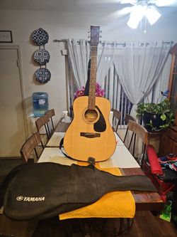 Yamaha F310 Acoustic guitar gig maker bundle