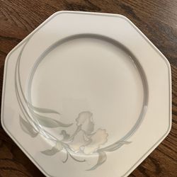 Bauscher Weiden/Hutschenreuther High-Quality Porcelain Octagon Shaped Dinnerware Set. 