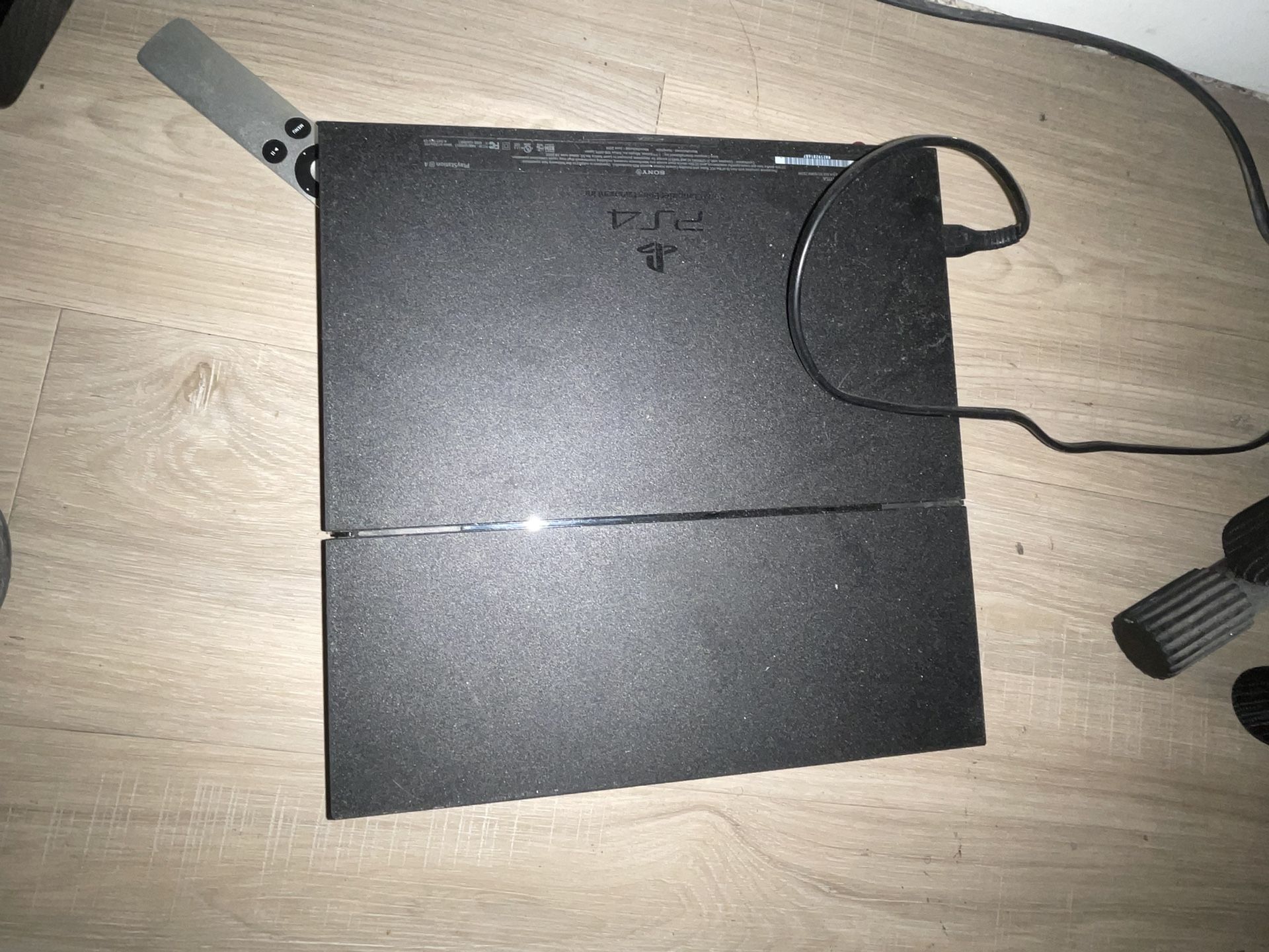 PlayStation 4 (PS4) w/ 2 controllers