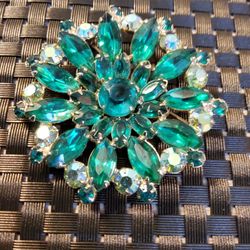 A Beautiful Brooch  .      Size.   2"×  2"  .   