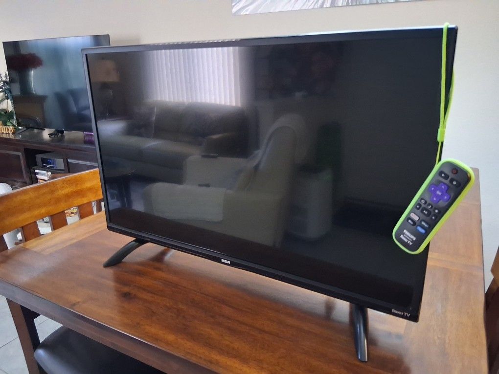 Bose Solo 10 TV Sound System With Bose Remote and Cables