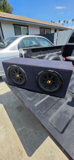 2 Kicker CompC subwoofers 12"