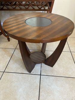 Circle table