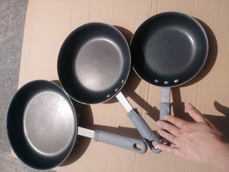 Set of 3 non-stick skillets