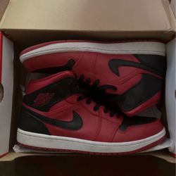 Jordan 1 Mid Reverse Bred  Size 10.5 Men’s