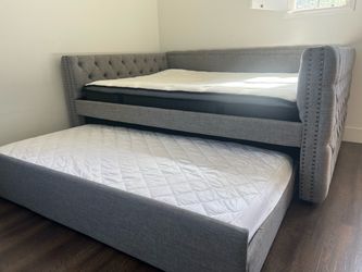 Bidding for a FULL SIZE DAY BED (TUFT ).. GREAT CONDITION! Moving and can’t keep it:(   Priced to sell quick!!